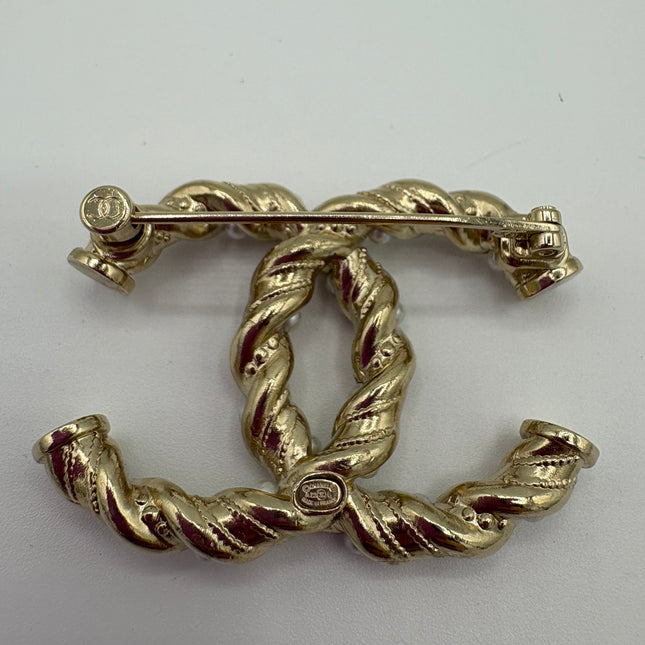 Broche Chanel CC