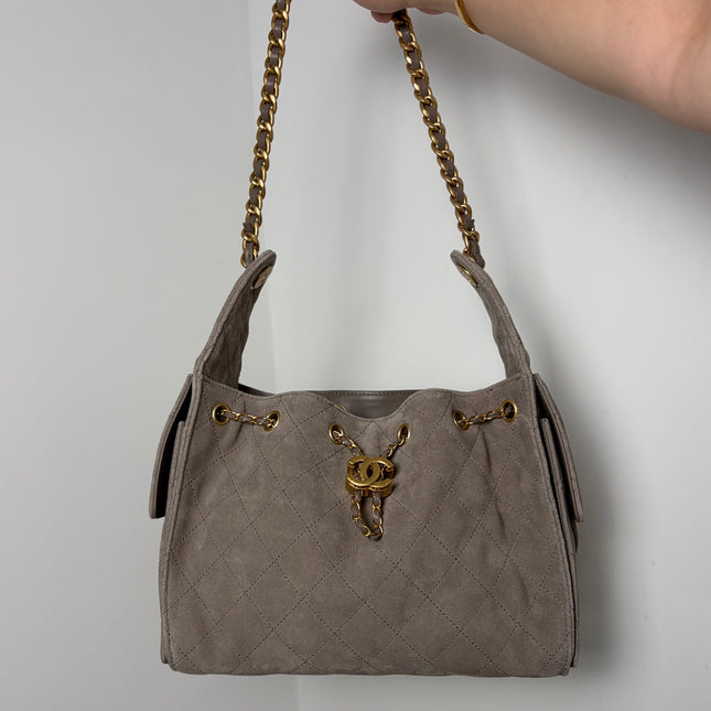 Petit Sac Chanel 25 gris en suede