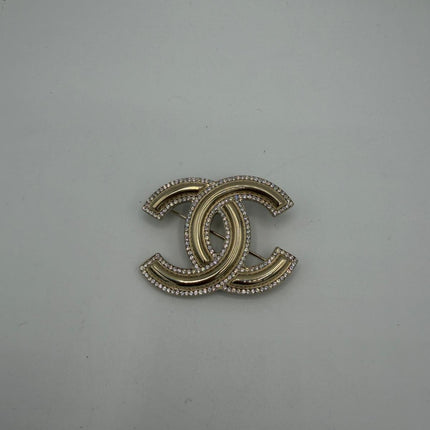 Broche Chanel double C