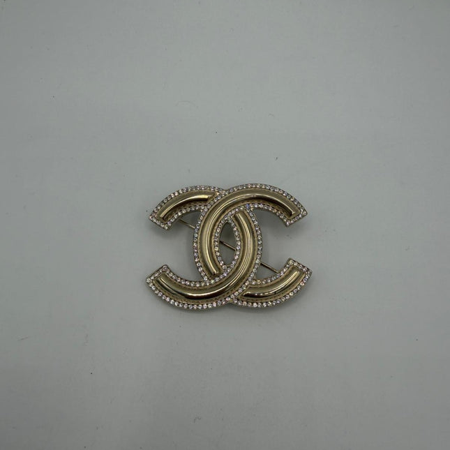 Broche Chanel double C