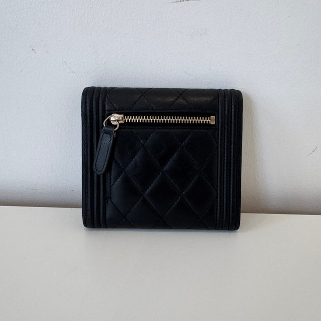 Petit portefeuille Chanel à rabat Boy noir
