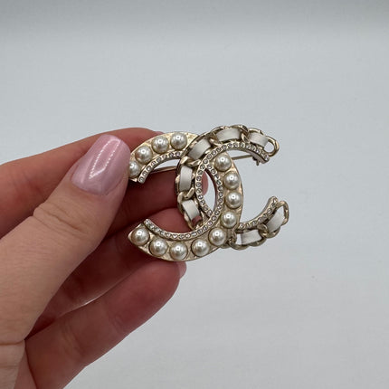 Broche Chanel double C perles et strass