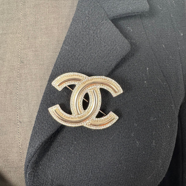 Broche Chanel double C