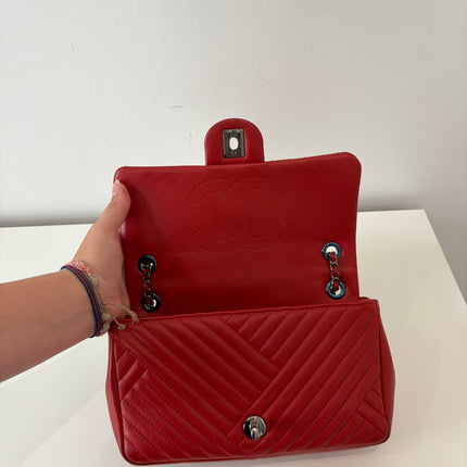 Sac Chanel bandoulière chevrons rouge