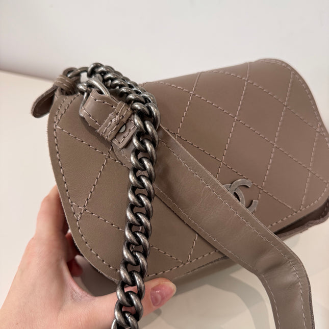 Sac Chanel demie lune marron glacé