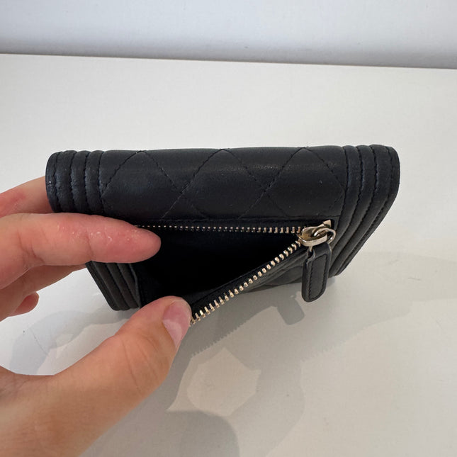 Petit portefeuille Chanel à rabat Boy noir
