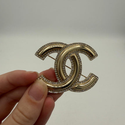 Broche Chanel double C
