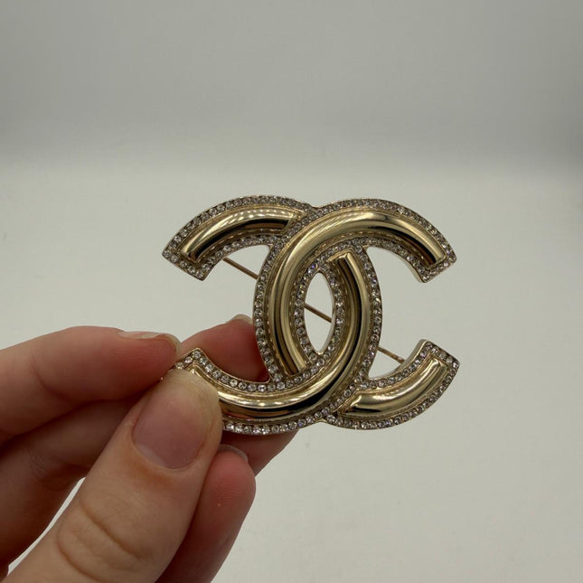 Broche Chanel double C
