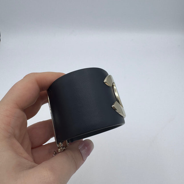 Manchette Chanel Collection Défilé Resort 2018 par Karl Lagerfeld