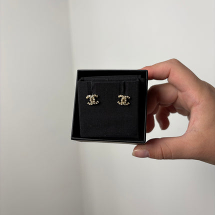 Puces d’oreilles Chanel CC