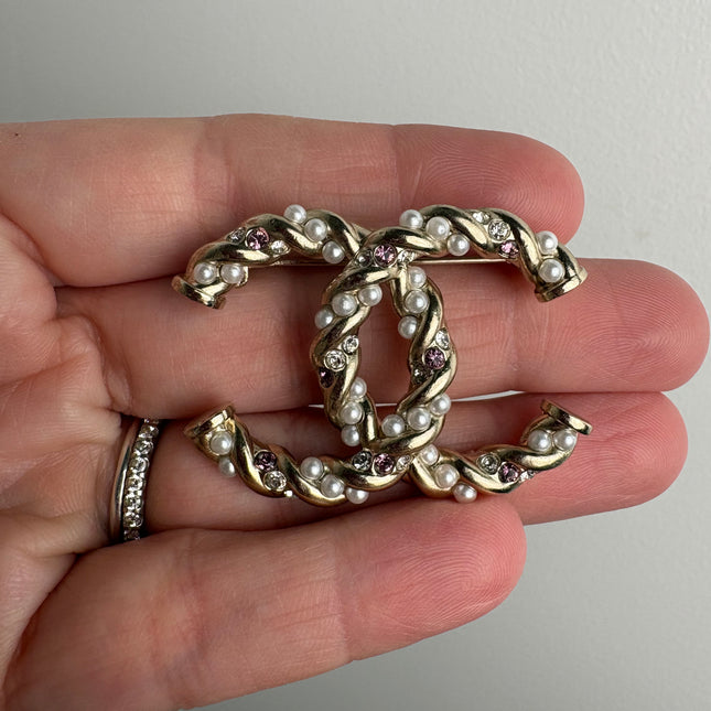 Broche Chanel double c perles