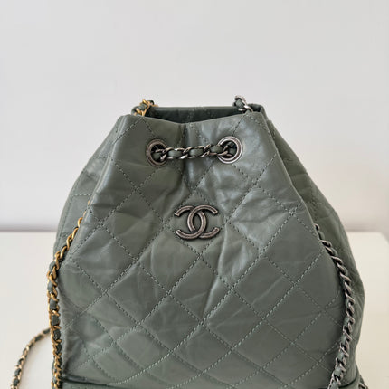 Sac à dos Chanel Gabrielle cuir vert gris