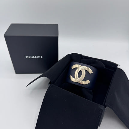 Manchette Chanel Collection Défilé Resort 2018 par Karl Lagerfeld