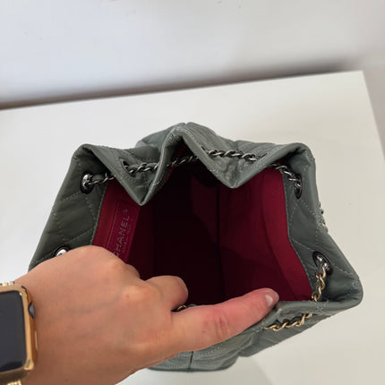 Sac à dos Chanel Gabrielle cuir vert gris