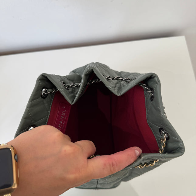 Sac à dos Chanel Gabrielle cuir vert gris