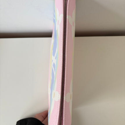 Poche de toilette Louis Vuitton édition limitée Escale 26