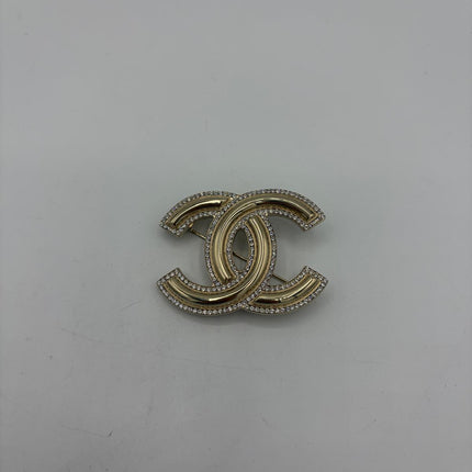 Broche Chanel double C