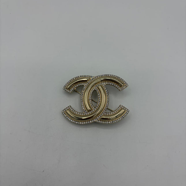 Broche Chanel double C