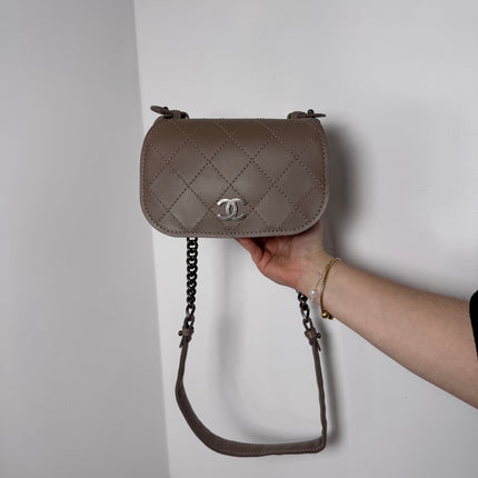 Sac Chanel demie lune marron glacé