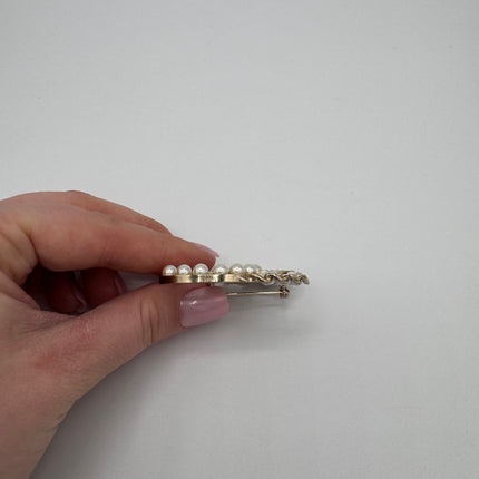 Broche Chanel double C perles et strass
