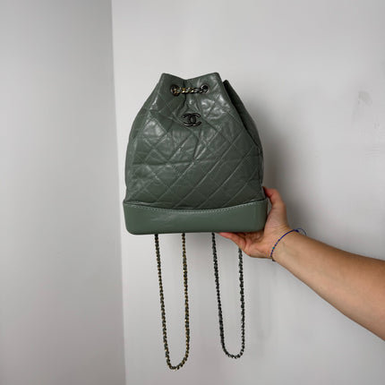 Sac à dos Chanel Gabrielle cuir vert gris