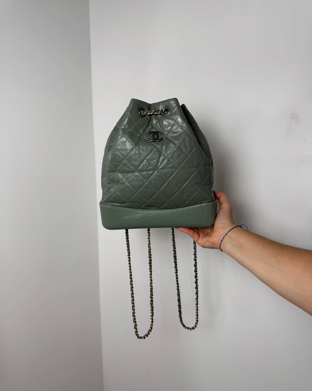 Sac à dos Chanel Gabrielle cuir vert gris