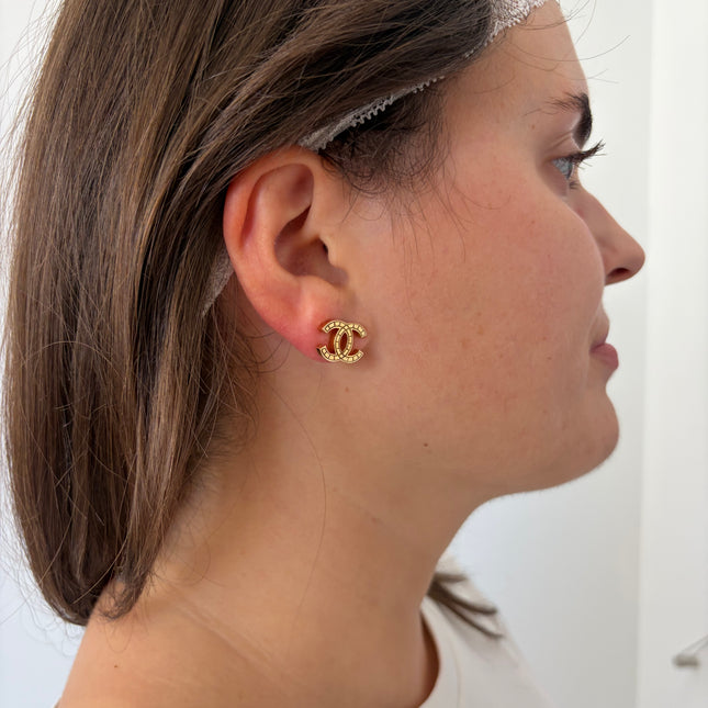Puces d’oreilles Chanel CC