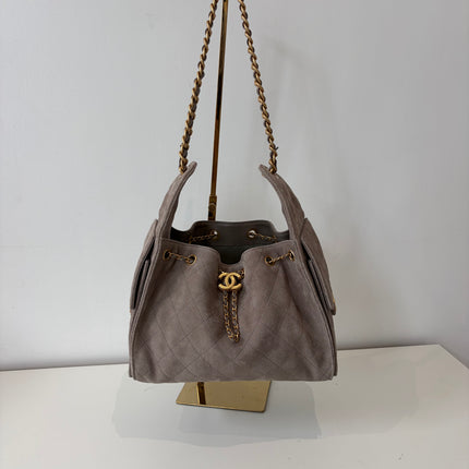 Petit Sac Chanel 25 gris en suede