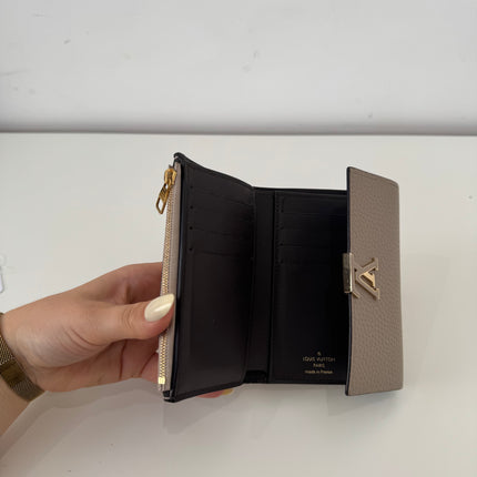 Portefeuille Louis Vuitton Capucines Compact