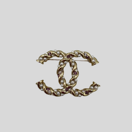 Broche Chanel CC