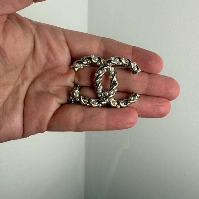 Broche Chanel double c perles