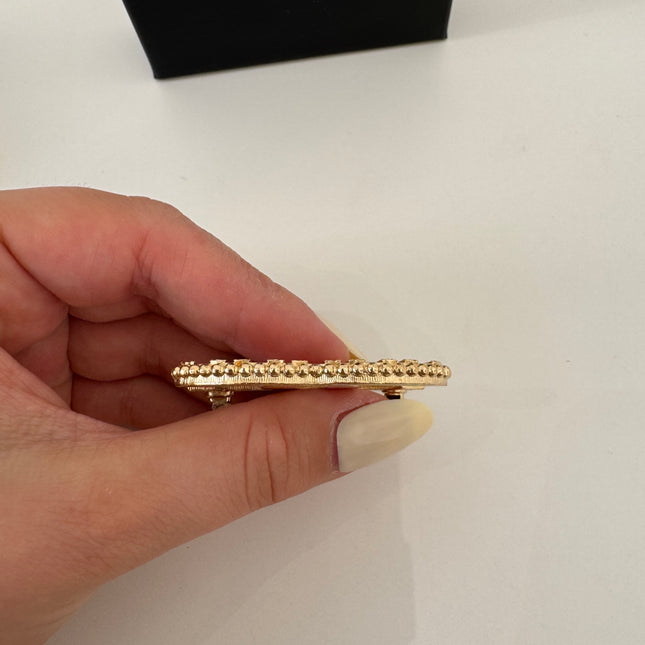 Broche Chanel CC
