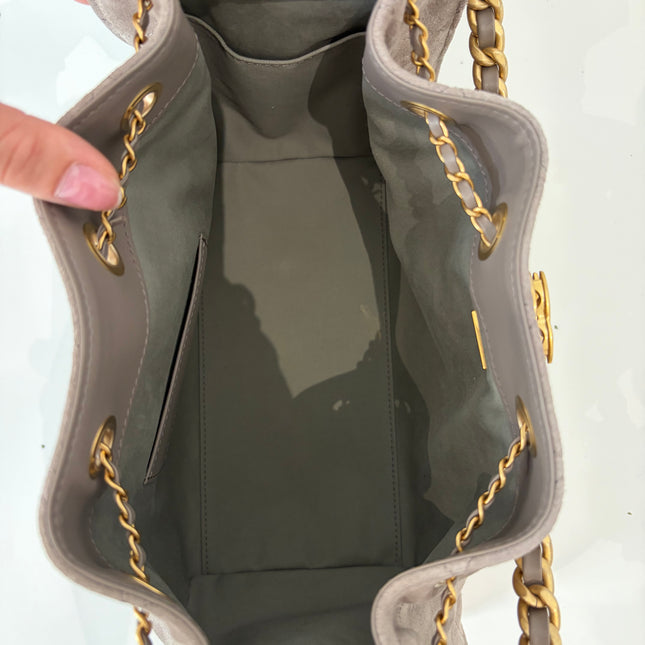 Petit Sac Chanel 25 gris en suede