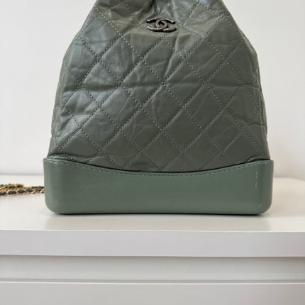 Sac à dos Chanel Gabrielle cuir vert gris