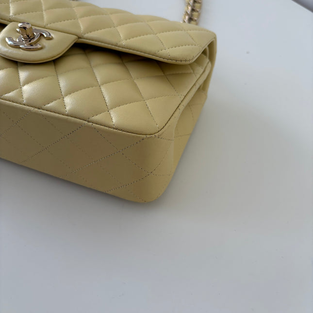 Sac Chanel Timeless jaune pâle 23 cm