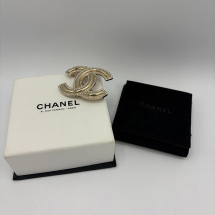 Broche Chanel double C