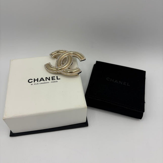 Broche Chanel double C