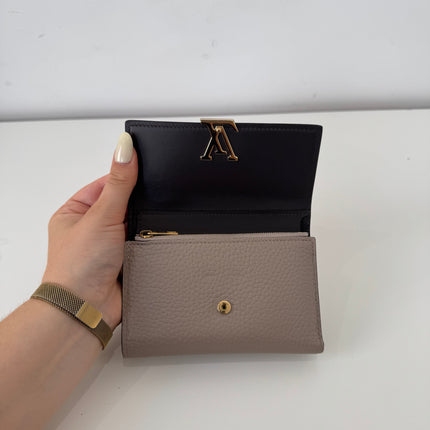 Portefeuille Louis Vuitton Capucines Compact