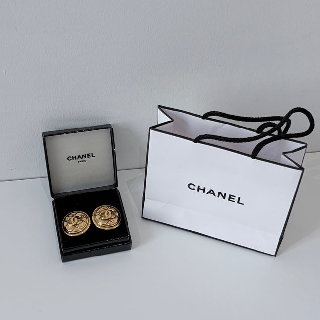 Boucles d’oreilles Chanel CC à clips rondes
