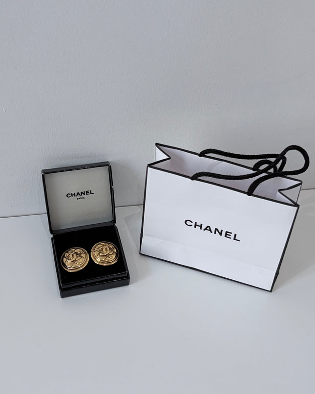 Boucles d’oreilles Chanel CC à clips rondes