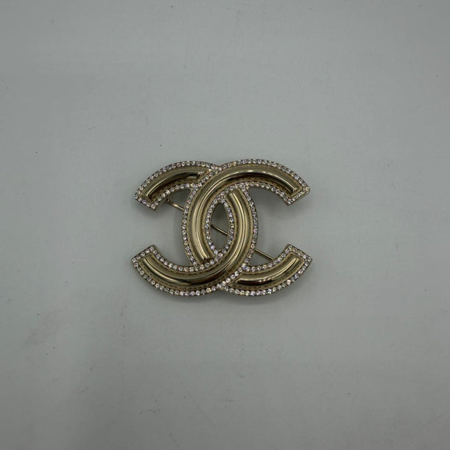 Broche Chanel double C