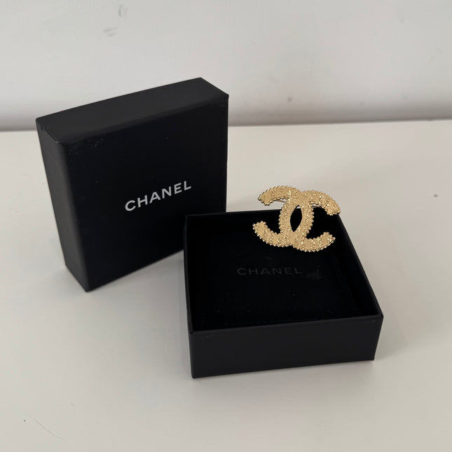 Broche Chanel CC