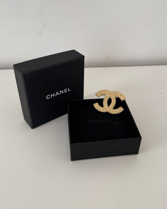 Broche Chanel CC