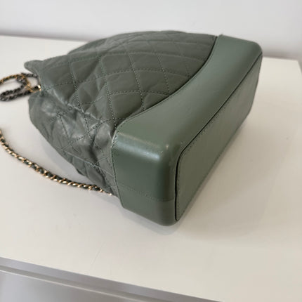 Sac à dos Chanel Gabrielle cuir vert gris