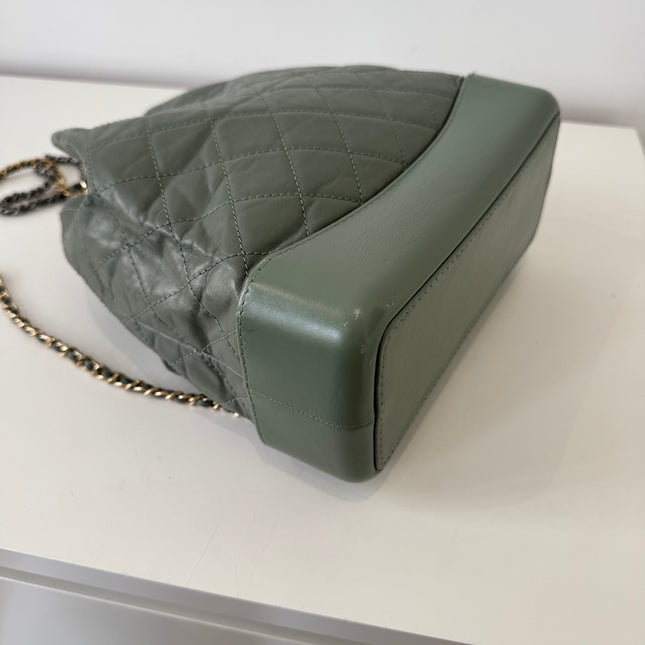 Sac à dos Chanel Gabrielle cuir vert gris
