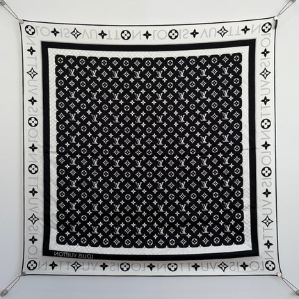 Carré de soie Louis Vuitton 90 cm Monogram Noir et Blanc