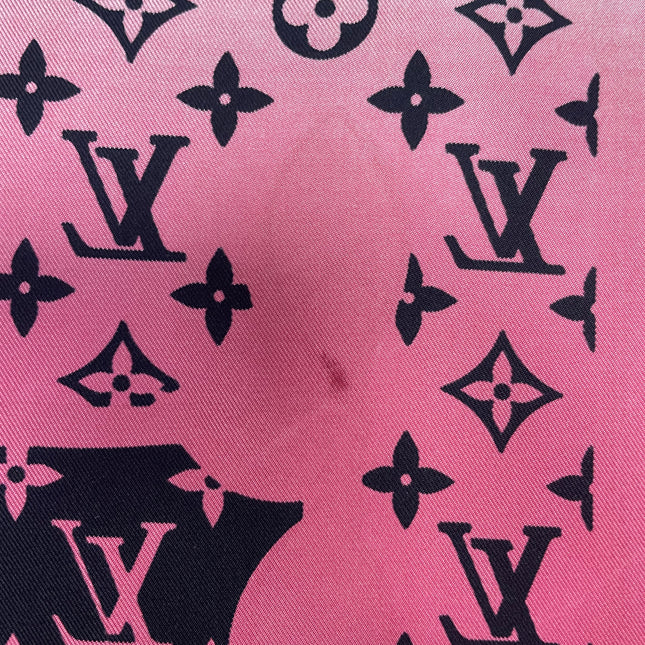 Carré Louis Vuitton en soie 70x70cm