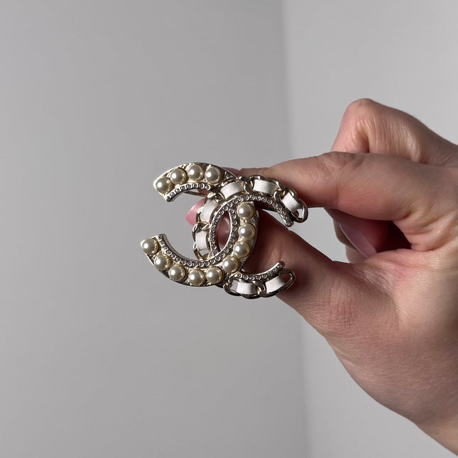 Broche Chanel double C perles et strass