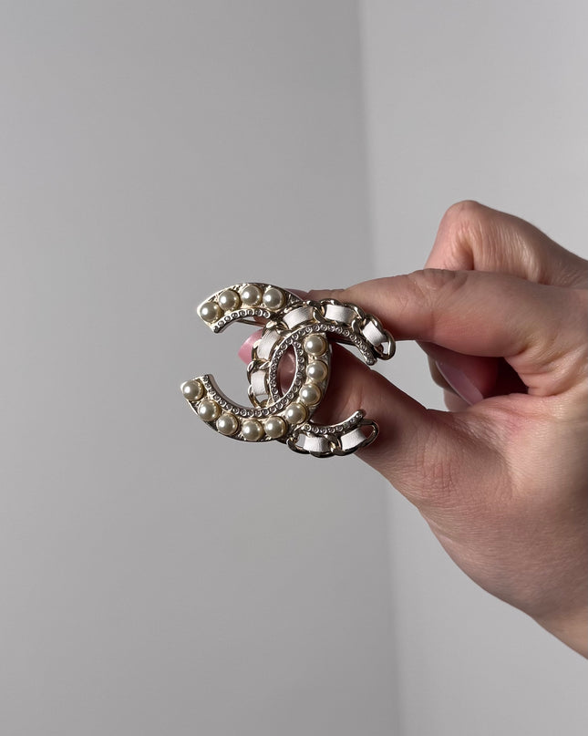 Broche Chanel double C perles et strass