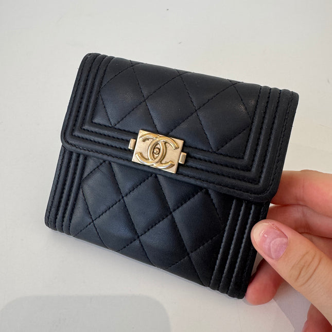 Petit portefeuille Chanel à rabat Boy noir
